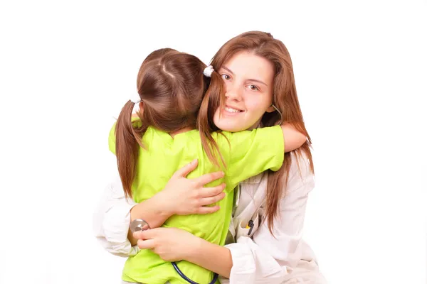 어린 소녀와 젊은 의사 여자 — 스톡 사진