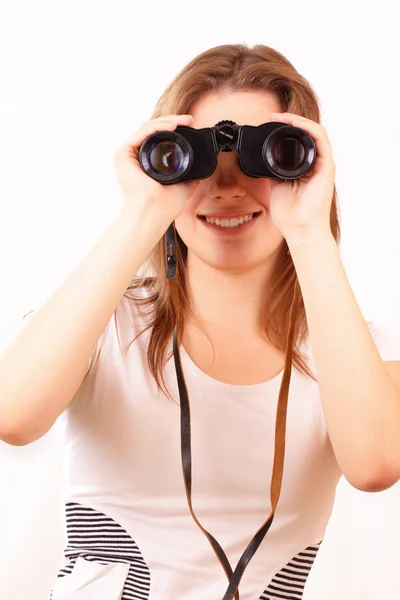 有吸引力的年轻女孩寻找通过双筒望远镜 — 图库照片