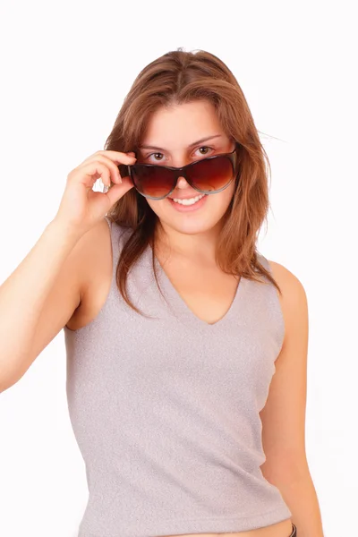 Όμορφη νεαρή κοπέλα με γυαλιά ηλίου — Φωτογραφία Αρχείου