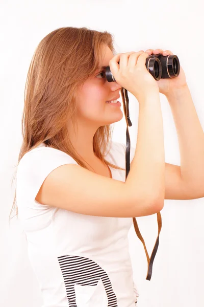 年轻漂亮的姑娘用双筒望远镜 — 图库照片