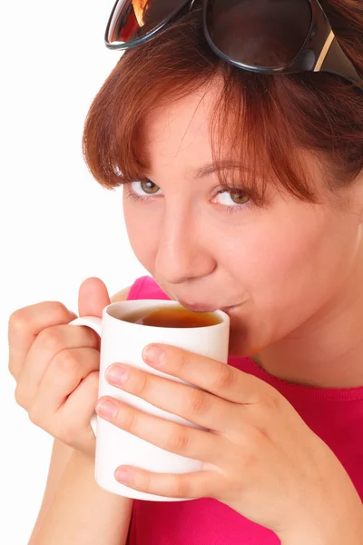 Schönes junges Mädchen trinkt Tee — Stockfoto