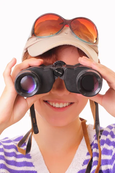 Chica joven feliz mirando a través de los prismáticos — Foto de Stock
