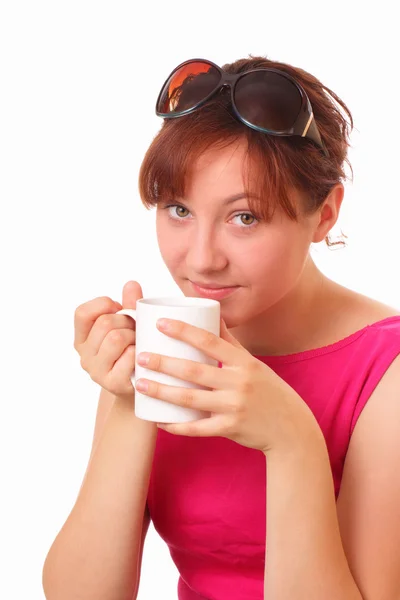 Happy νεαρό κορίτσι με το ένα φλιτζάνι αρωματικό τσάι — Φωτογραφία Αρχείου