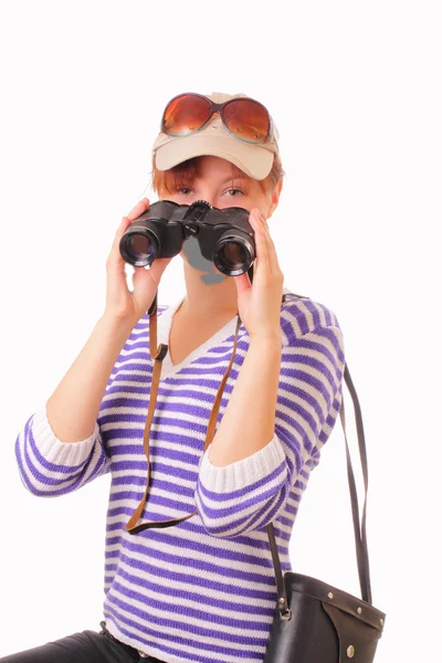 年轻漂亮的姑娘用在她手中的双筒望远镜 — 图库照片