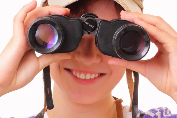 Chica joven sonriente mirando a través de los prismáticos — Foto de Stock