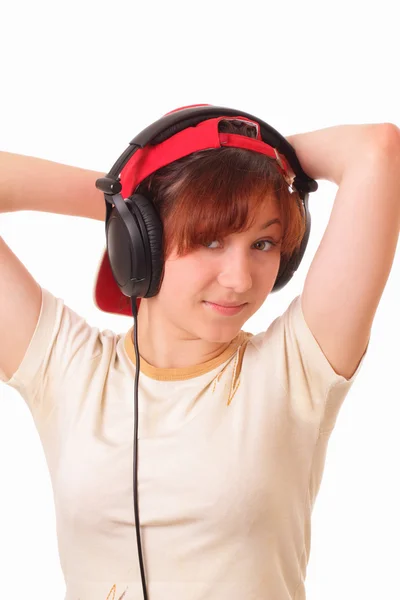 Aantrekkelijke jonge meisje luistert naar muziek op hoofdtelefoon — Stockfoto