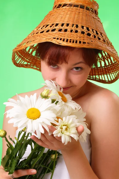 Beautiful young girl with chamomile flowers — Stock Photo, Image