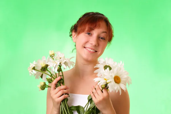 カモミールの花と面白いの若い女の子 — ストック写真