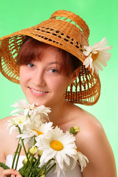 Chica joven feliz en el sombrero con flores de manzanilla —  Fotos de Stock