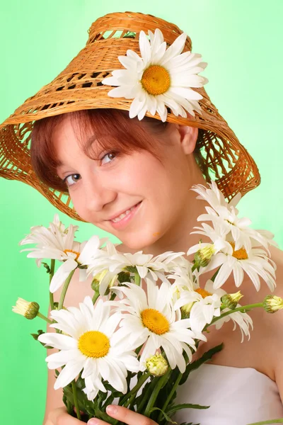 Menina bonita no chapéu com flores de camomila — Fotografia de Stock
