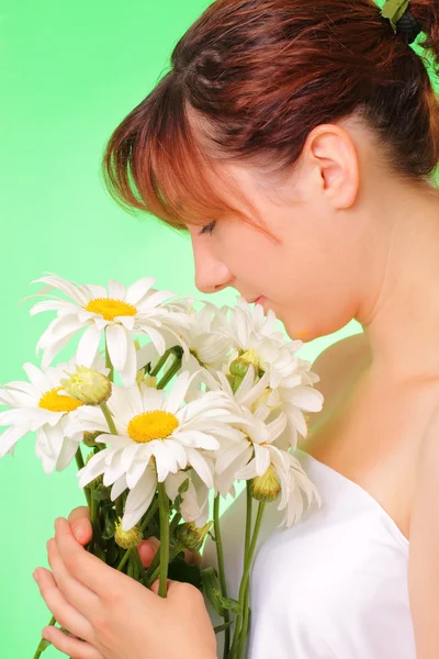 Pretty young girl with chamomile flowers — Stock Photo, Image