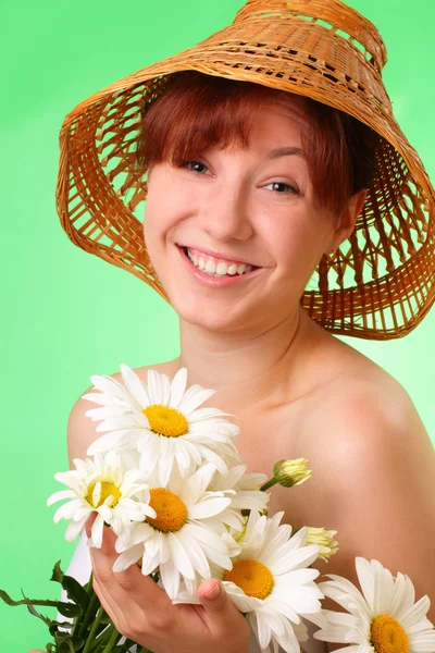 Smiling young girl in the hat with chamomile flowers — Stock Photo, Image