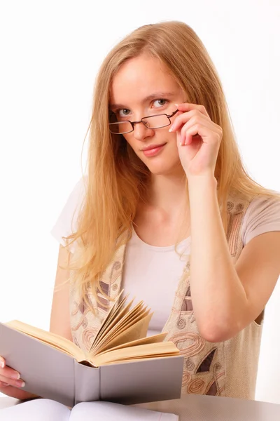 Όμορφη νεαρός φοιτητής γυναίκα με ένα βιβλίο — Φωτογραφία Αρχείου