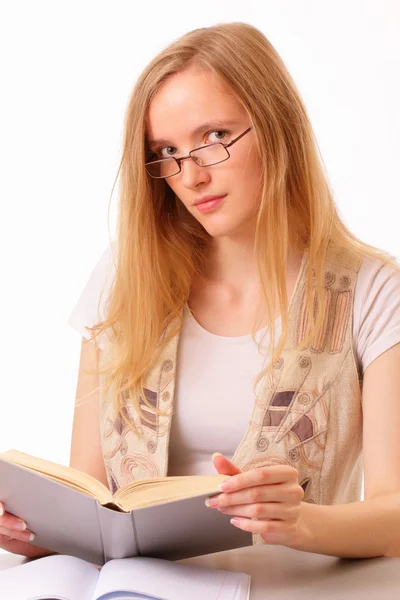 Krásná mladá žena, která studuje knihu — Stock fotografie