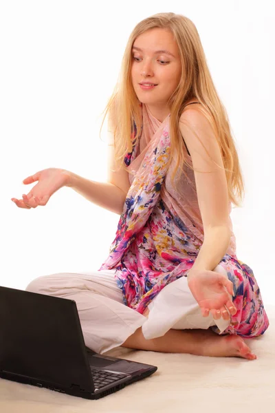 Красива молода жінка вивчає ноутбук — стокове фото