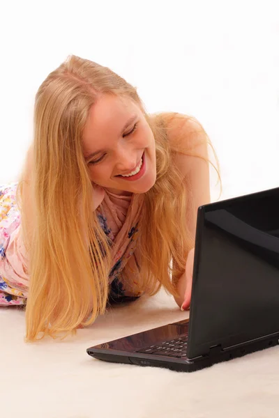 微笑着的年轻女人，用一台笔记本电脑 — 图库照片
