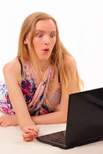 Mujer joven preguntándose con un ordenador portátil —  Fotos de Stock