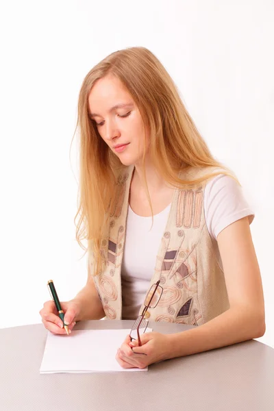 Jovem estudante mulher escrevendo em caderno — Fotografia de Stock