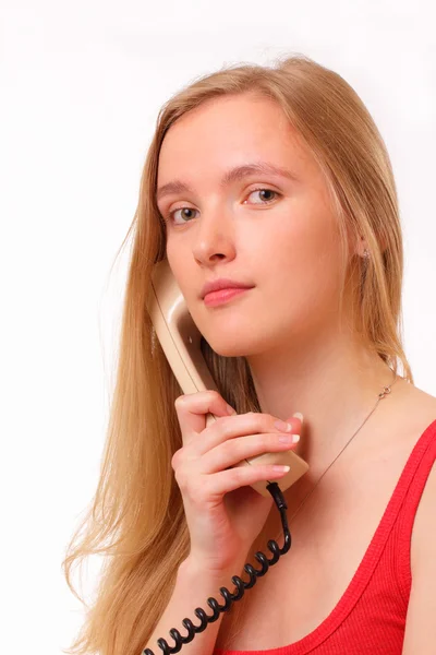 Привлекательная молодая девушка разговаривает по старому телефону — стоковое фото