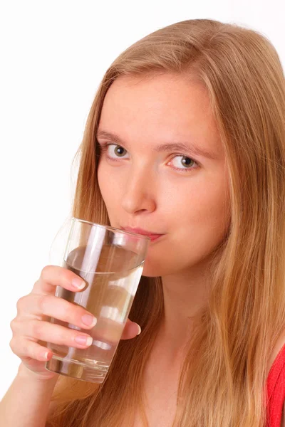 Красивая молодая женщина пьет воду — стоковое фото