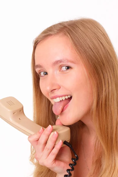Divertente giovane donna che parla al vecchio telefono — Foto Stock