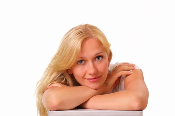 Atrakcyjna blondynka młoda kobieta w studio — Zdjęcie stockowe