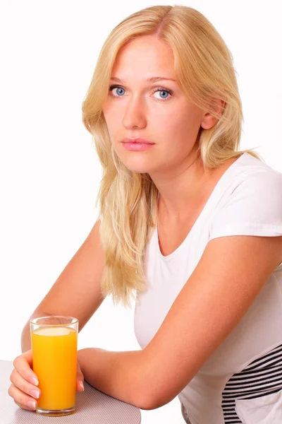 Attraktiv ung kvinna med ett glas färsk juice — Stockfoto