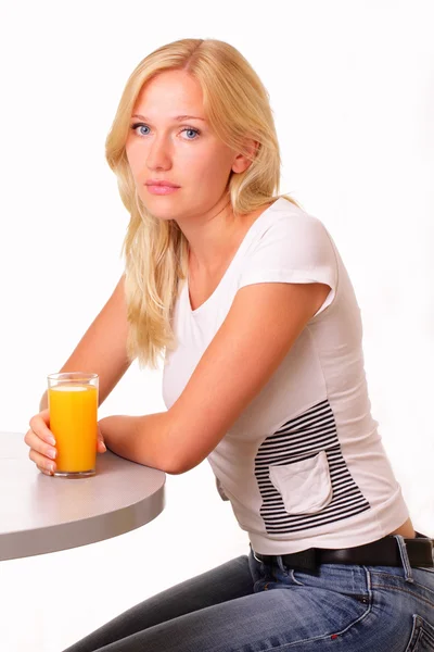 Приваблива молода жінка зі склянкою соку — стокове фото