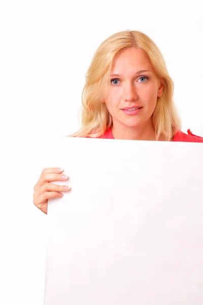 Красивая молодая женщина с листом бумаги — стоковое фото
