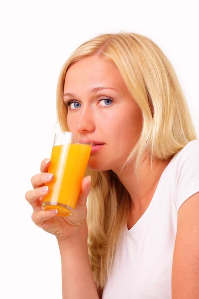 Красивая молодая женщина пьет сок — стоковое фото