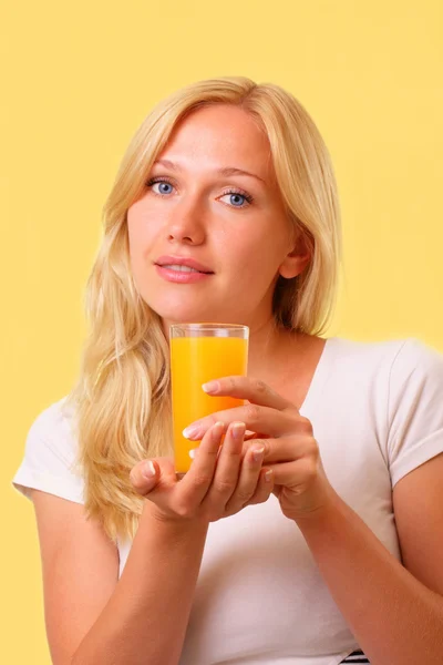 Pretty young woman with a glass of fresh juice — Stock Photo, Image