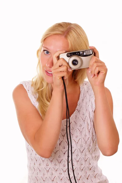 Eski bir fotoğraf makinesi ile güzel bir genç kadın — Stok fotoğraf