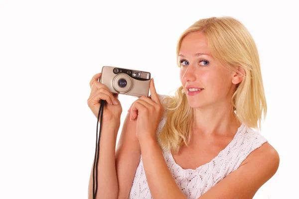 Hezká mladá žena s starý fotoaparát — Stock fotografie
