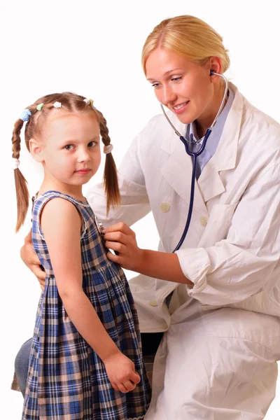 Jovem médico mulher examina criança bonita — Fotografia de Stock
