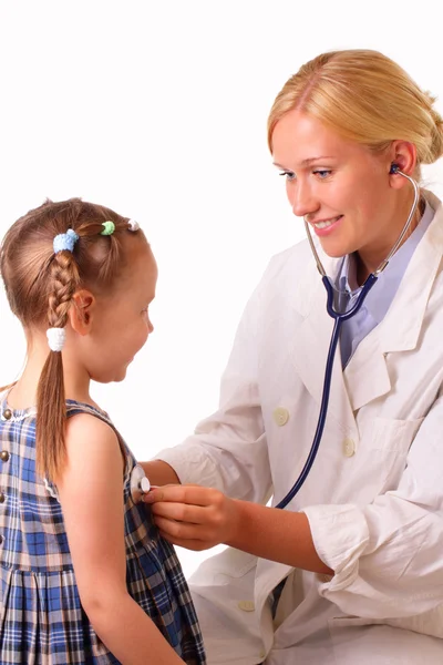 Jeune médecin femme examine un enfant — Photo