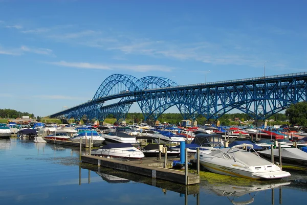 teknelerin önünde mavi metal Köprüsü