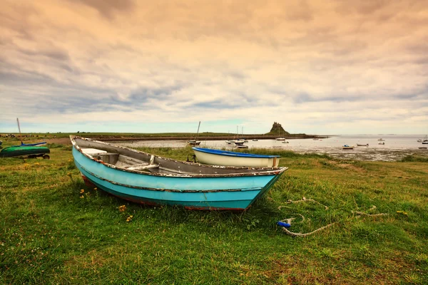 И старая лодка на пляже, Святой остров, Шотландия — стоковое фото