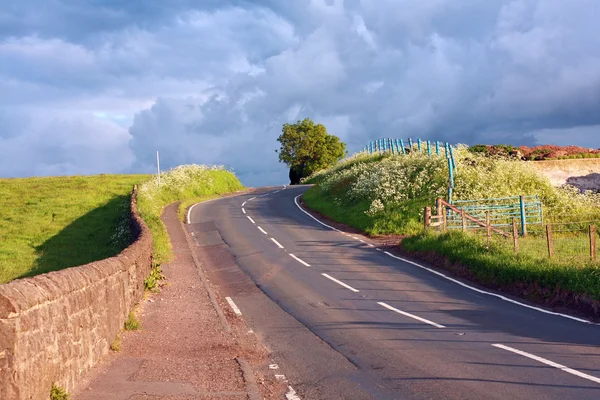 Bela estrada escocesa no campo — Fotografia de Stock