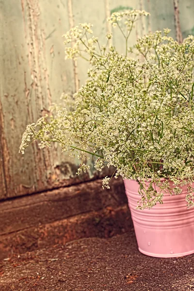 Fiori di campo bianchi in un vaso da fiori rosa — Foto Stock