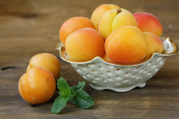 Groupe abricot de fruits juteux mûrs sur une table en bois, style rustique — Photo