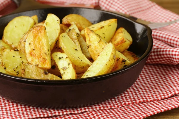 Batatas frescas fritas em uma panela em uma mesa de madeira — Fotografia de Stock