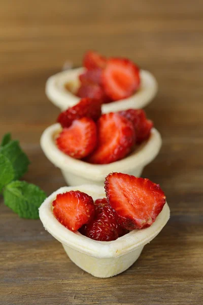 Fruchtdessert - Törtchen mit Erdbeeren — Stockfoto