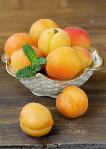 Groupe abricot de fruits juteux mûrs sur une table en bois, style rustique — Photo