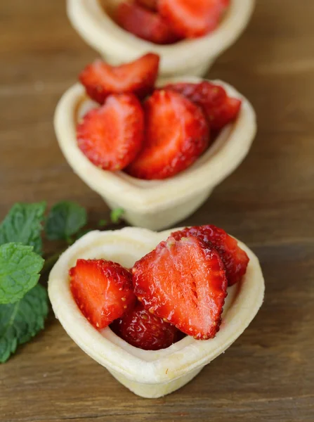 水果甜点-tartlets 与草莓 — 图库照片