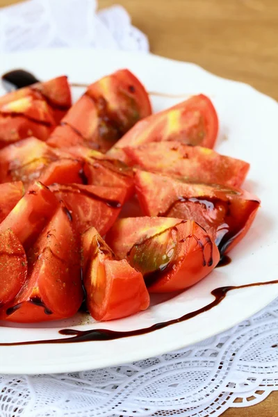 Salad of fresh tomatoes with balsamic vinegar — Stock Photo, Image