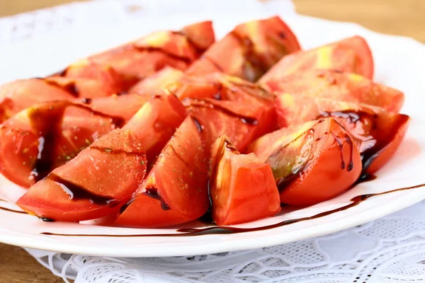 Salat aus frischen Tomaten mit Balsamico-Essig — Stockfoto
