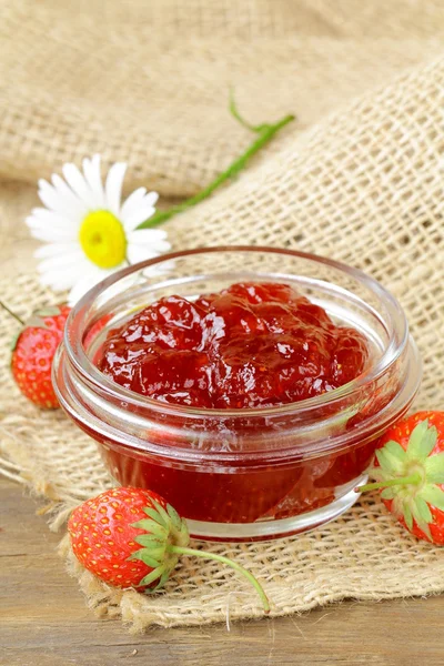 Jahodový džem a čerstvé jahody na stůl — Stock fotografie