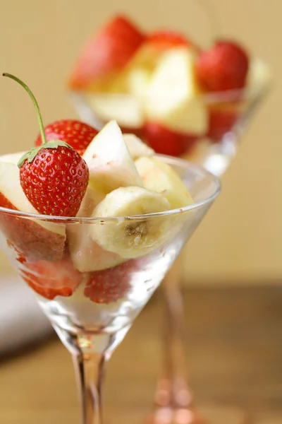 Ensalada de frutas en copas de vidrio sobre la mesa — Foto de Stock