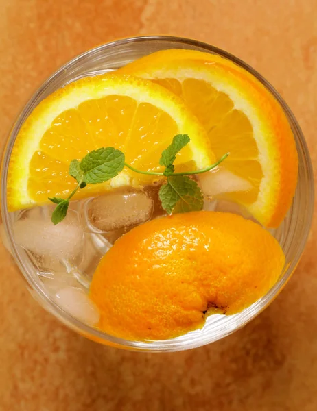 Färsk apelsin saft med myntablad och is — Stockfoto