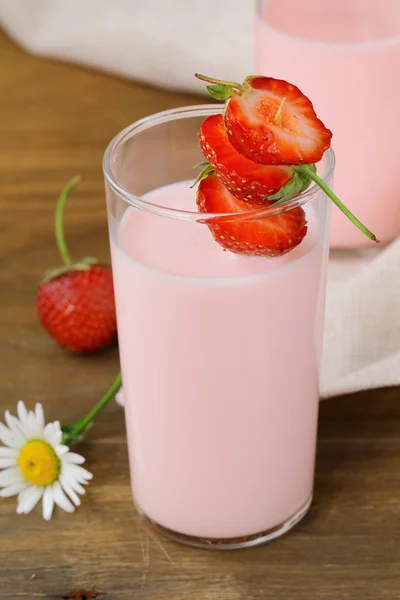 Полуничний смугастий молочний коктейль зі свіжими ягодами — стокове фото